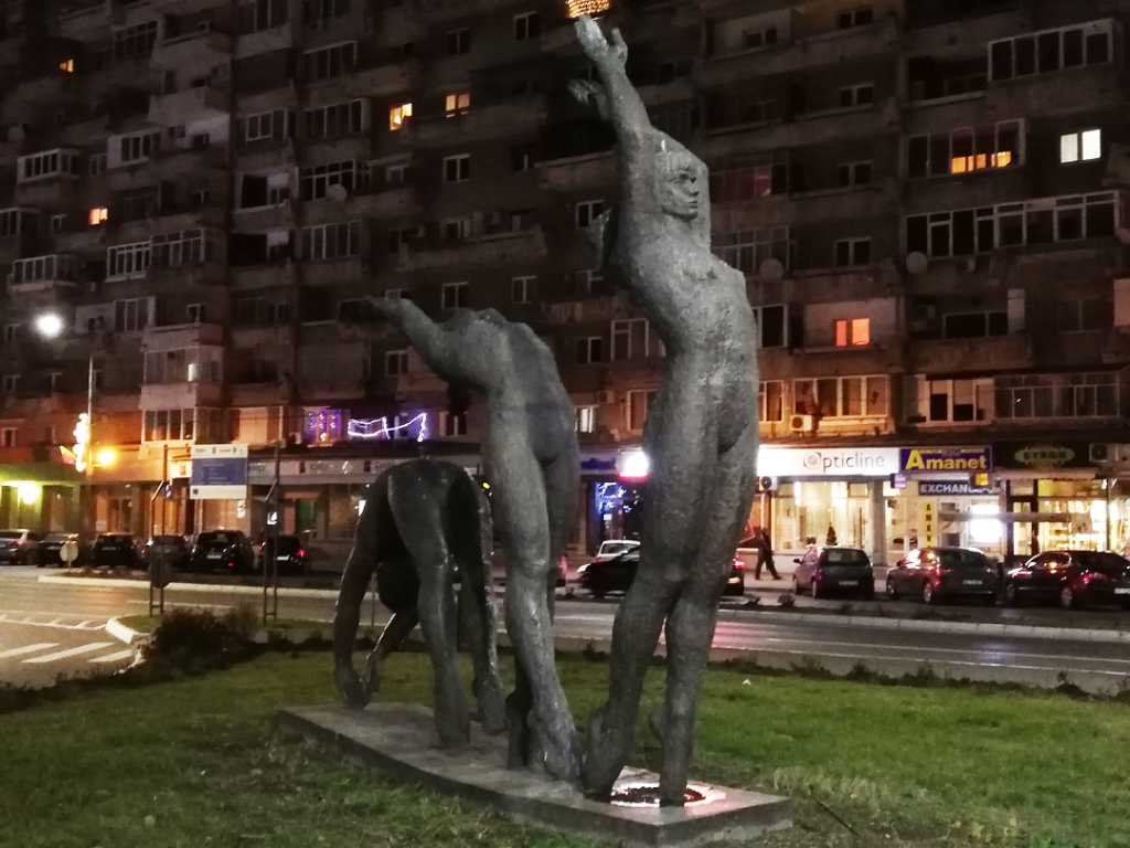 Statuia din zona Lido din Deva, reprezentând-o pe Nadia Comăneci în trei poziții diferite ale unui exercițiu de gimanstică.