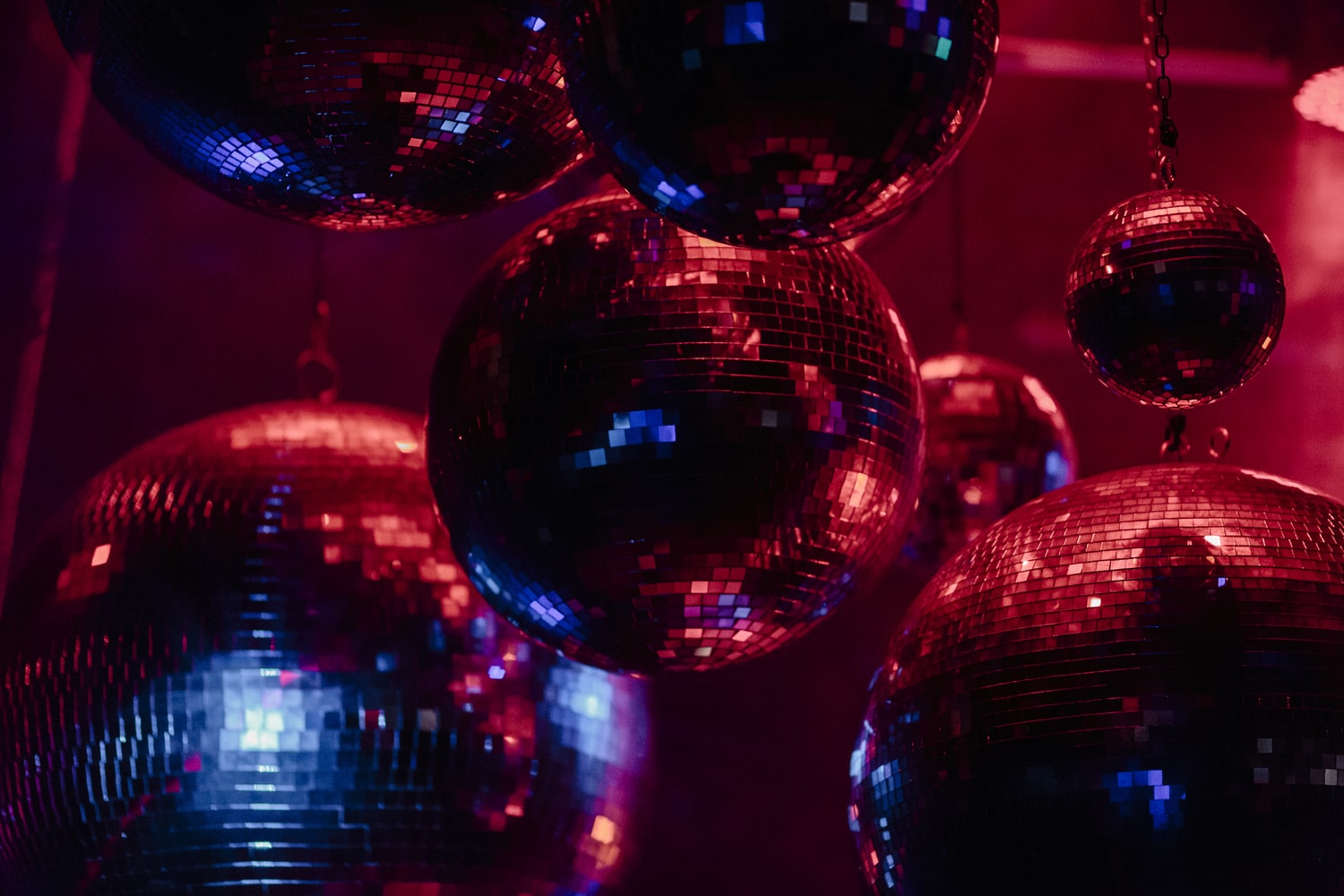 imagine cu globuri disco și lumină roșie